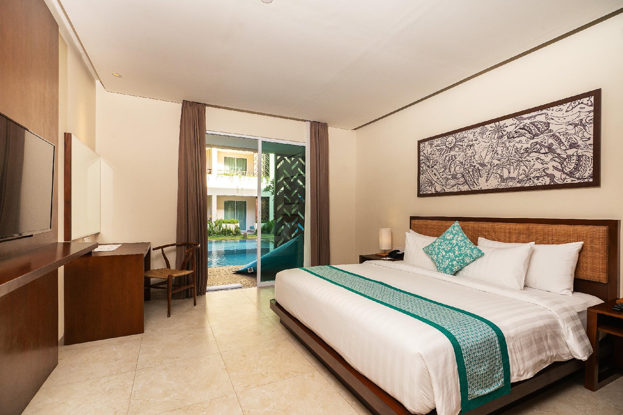 Suite, King Bed, Pool Access