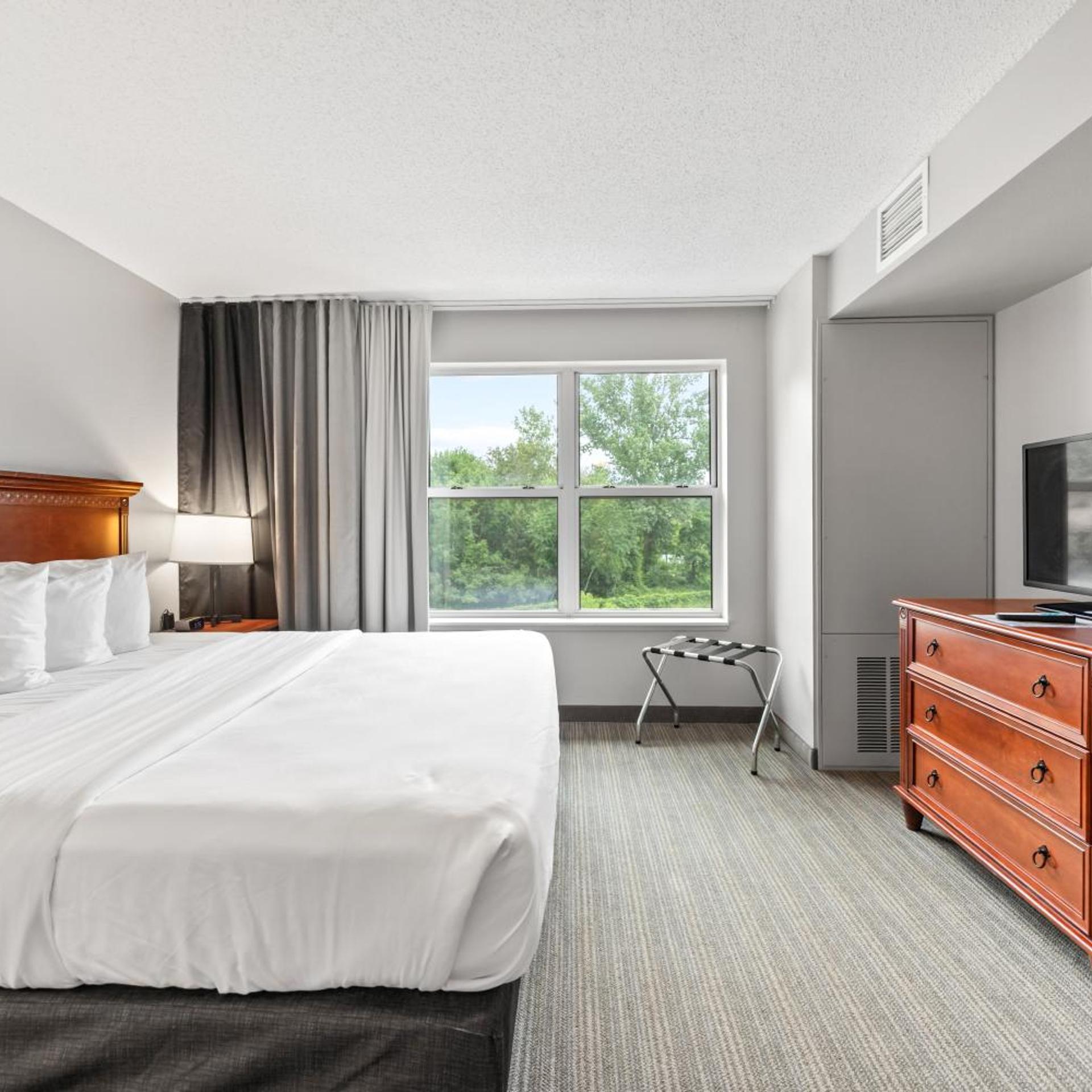 Deluxe, Suite, King Bed, Marinette WI Hotel 2/9