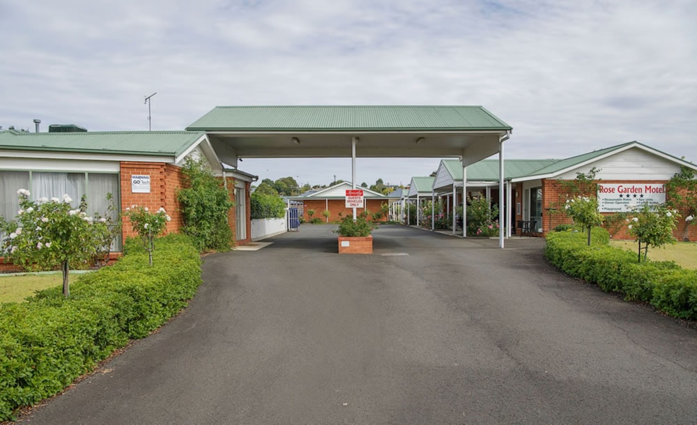 ROSE GARDEN MOTEL 7/55
