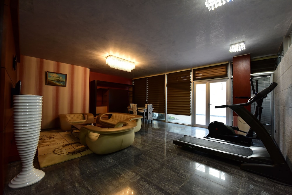 DELUXE CITY HOTEL 53/70