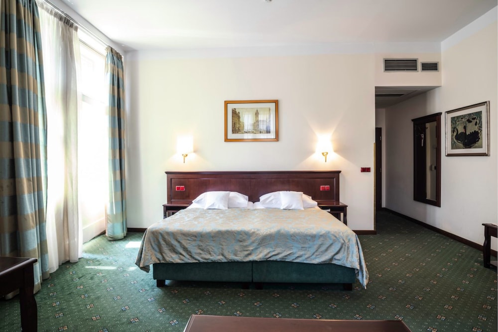 EA Hotel Downtown 8/40