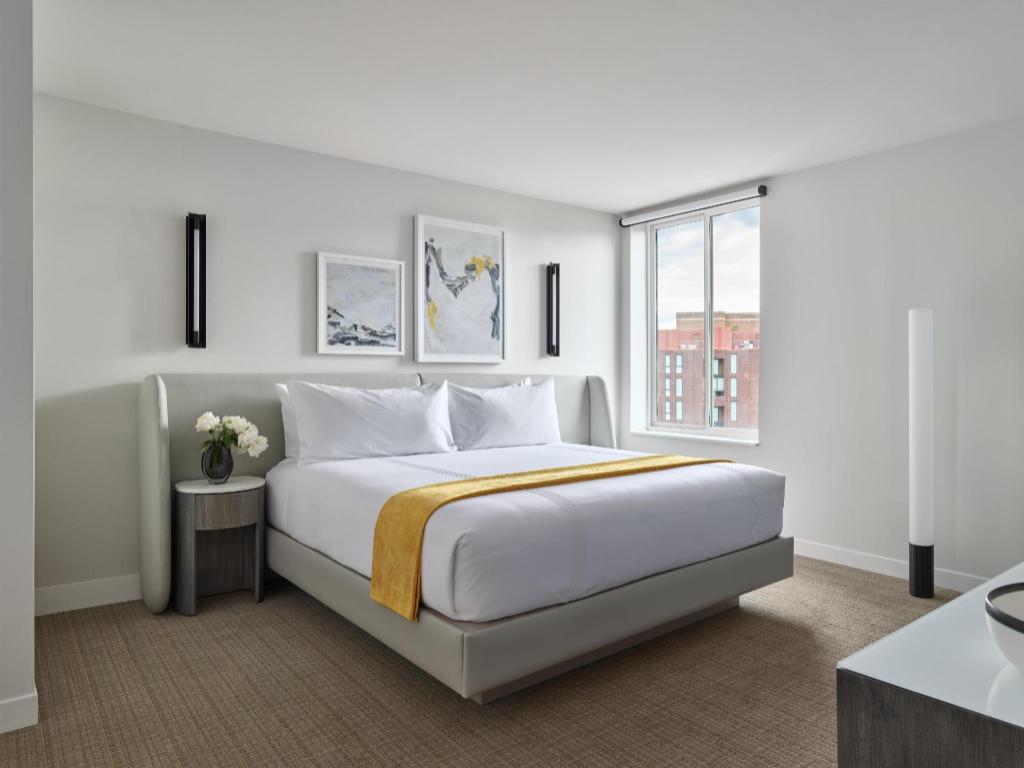 Deluxe, King Bed, Accessible, One Washington Circle DC, Tapestry Collection by Hilton 2/8