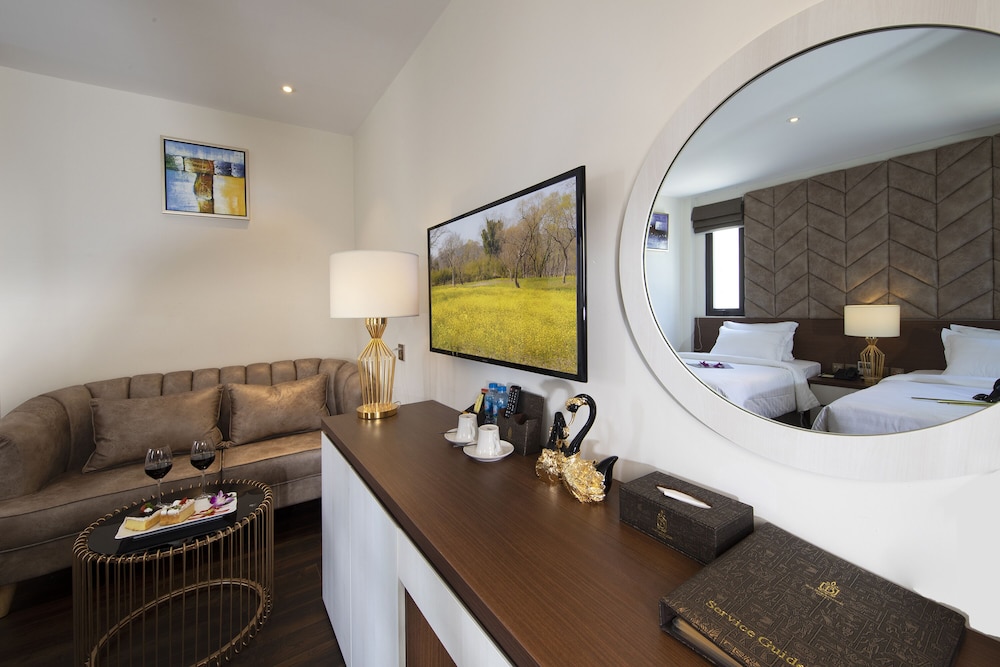 Blue Diamond Luxury Hotel 62/72