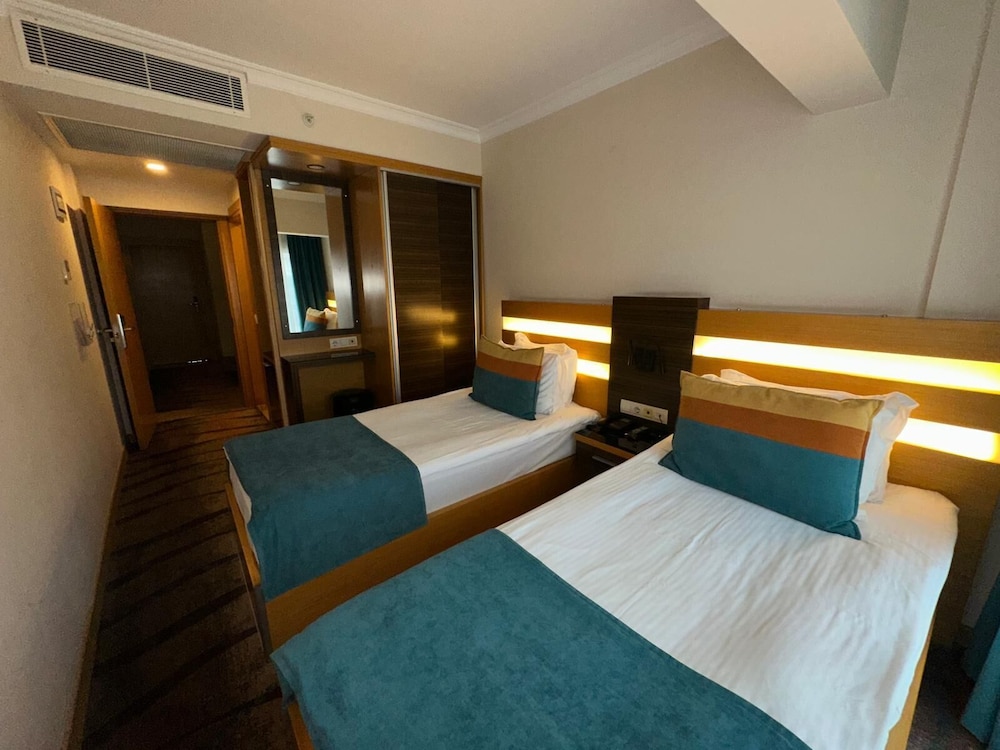 STANDARD, TWIN BEDS, CITY VIEW