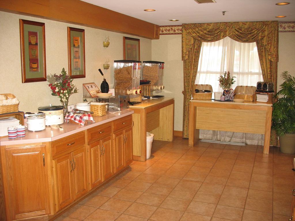 Country Inn & Suites by Radisson Holland, MI 5/42