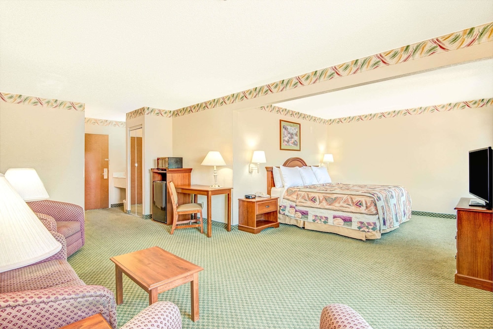 Days Inn by Wyndham Louisburg 11/44