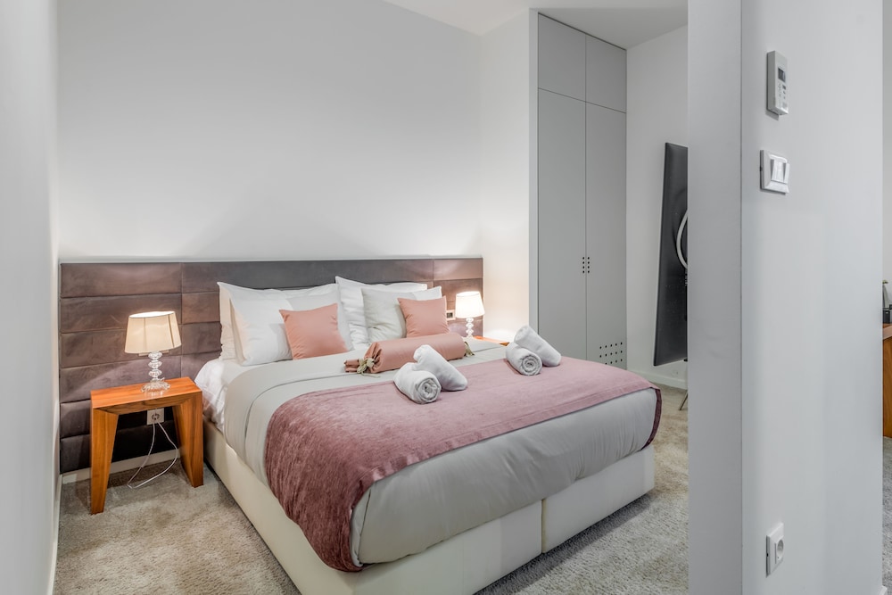 Starlight Luxury Suites 18/40