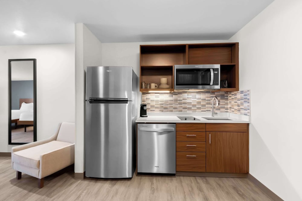 Everhome Suites Glendale Sports & Entertainment District 11/47