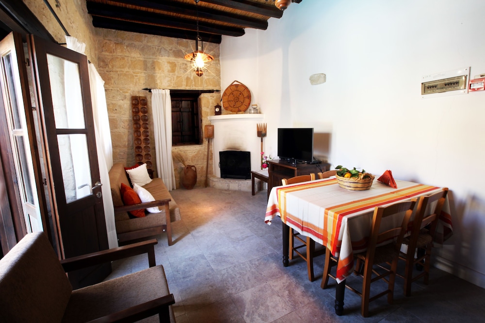 LEONIDAS VILLAGE HOUSES 26/45