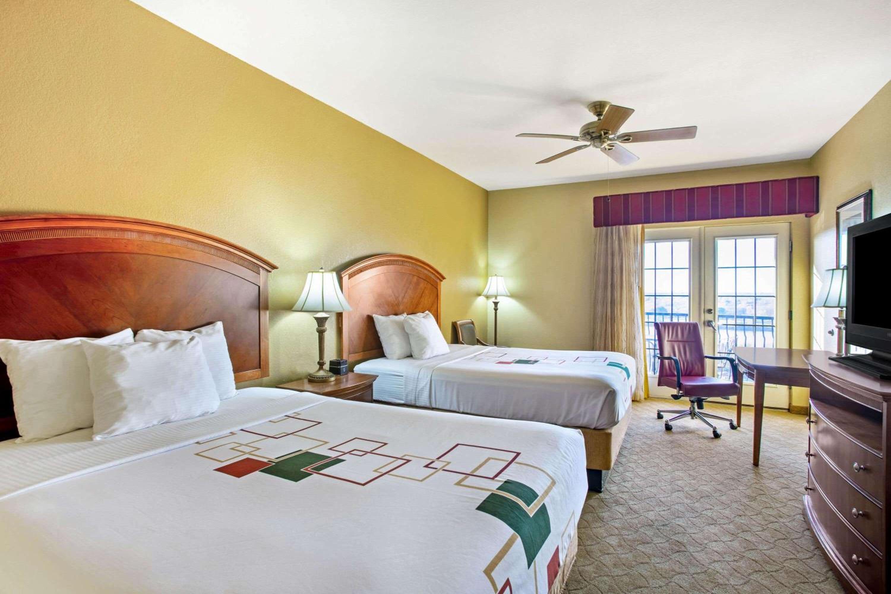 Room, 2 Queen Beds, Lake View, Balcony or Patio, Low Floor