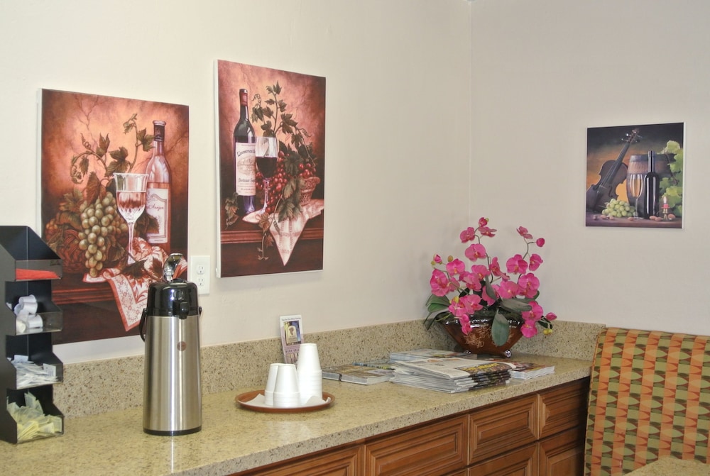 Vino Inn & Suites (ex Rancho Tee Motel) 13/63