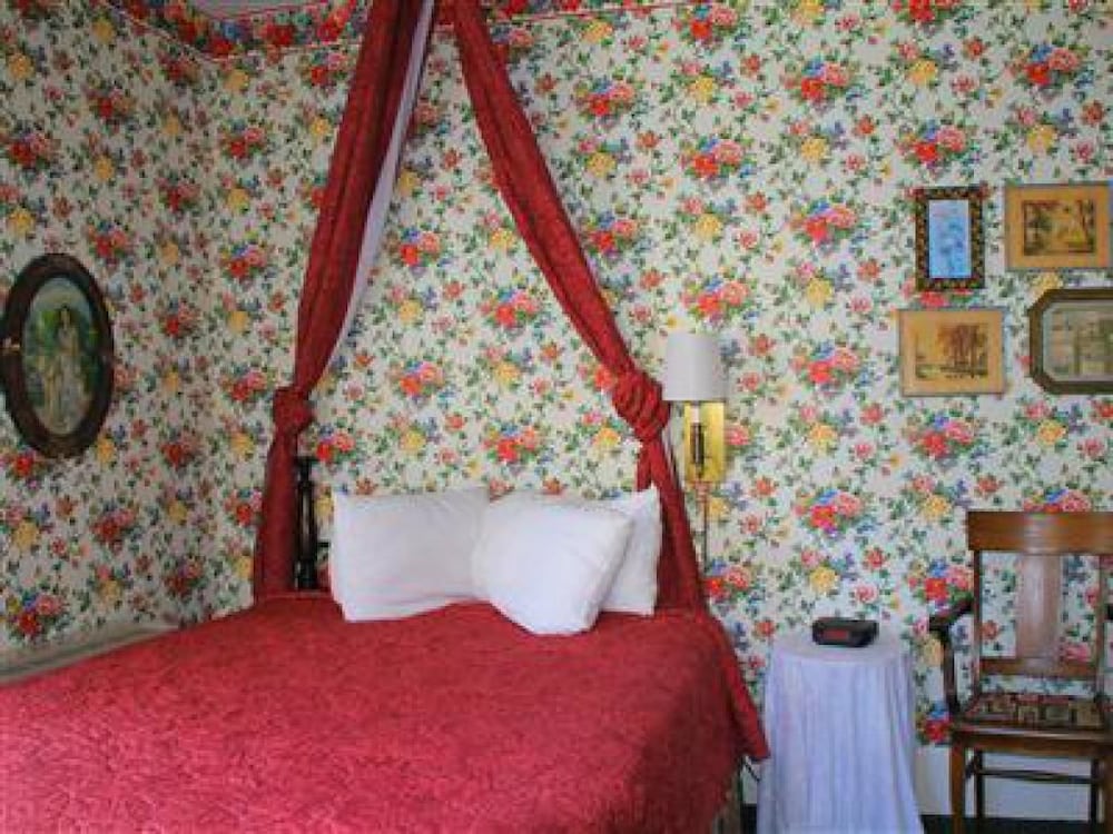 Colonial, Premium, Single, Queen Bed