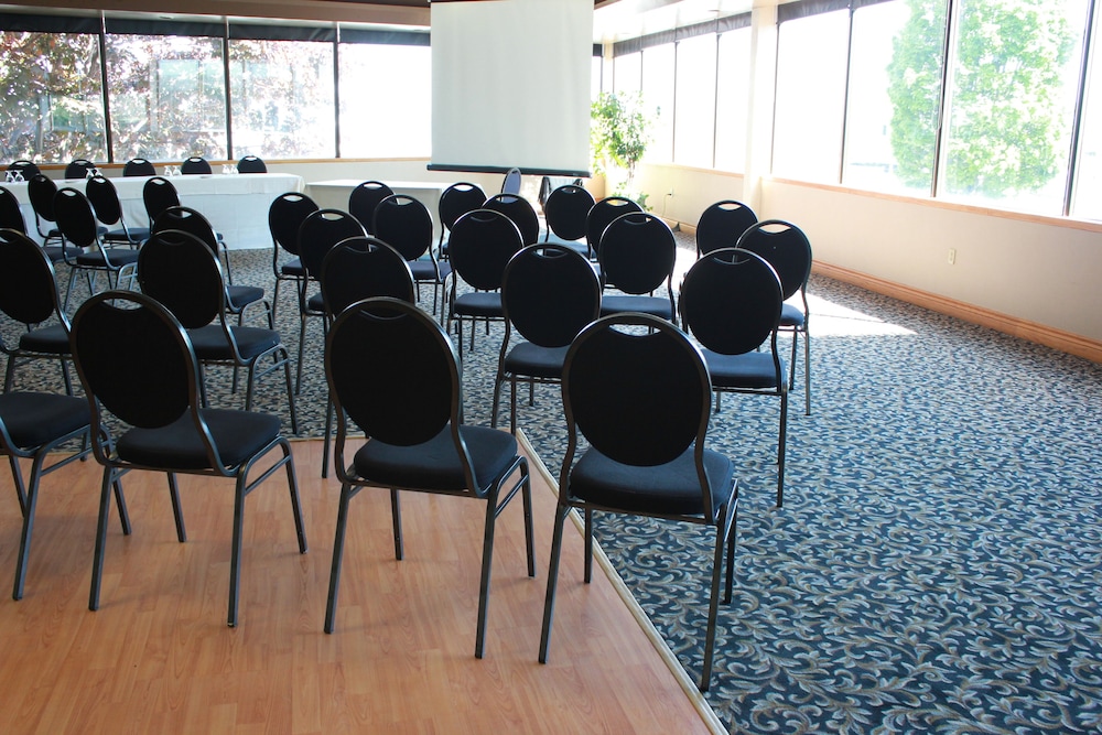 Confederation Place Hotel 51/68