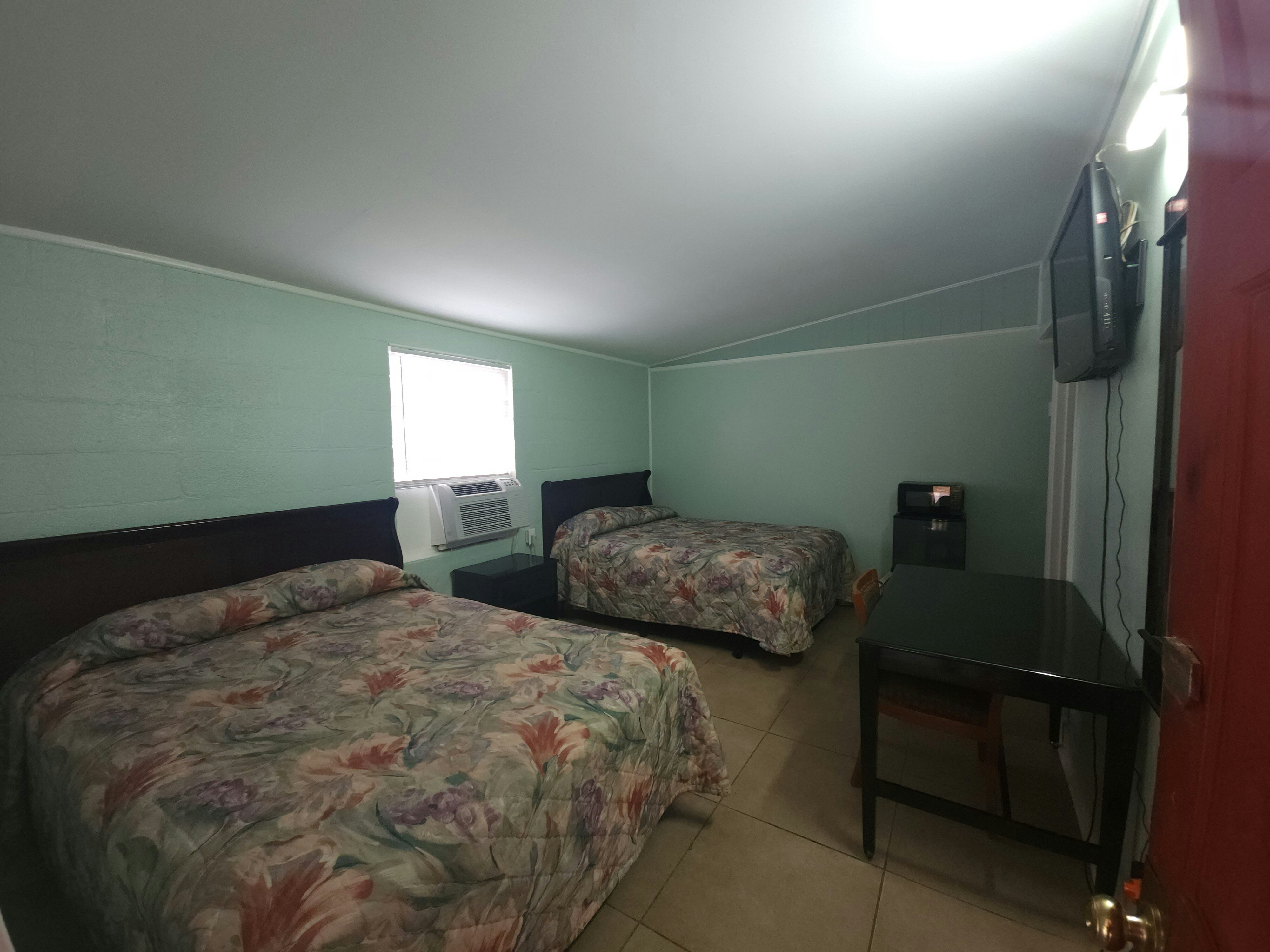 1 Queen Bed & 2 Full Bed Smoking