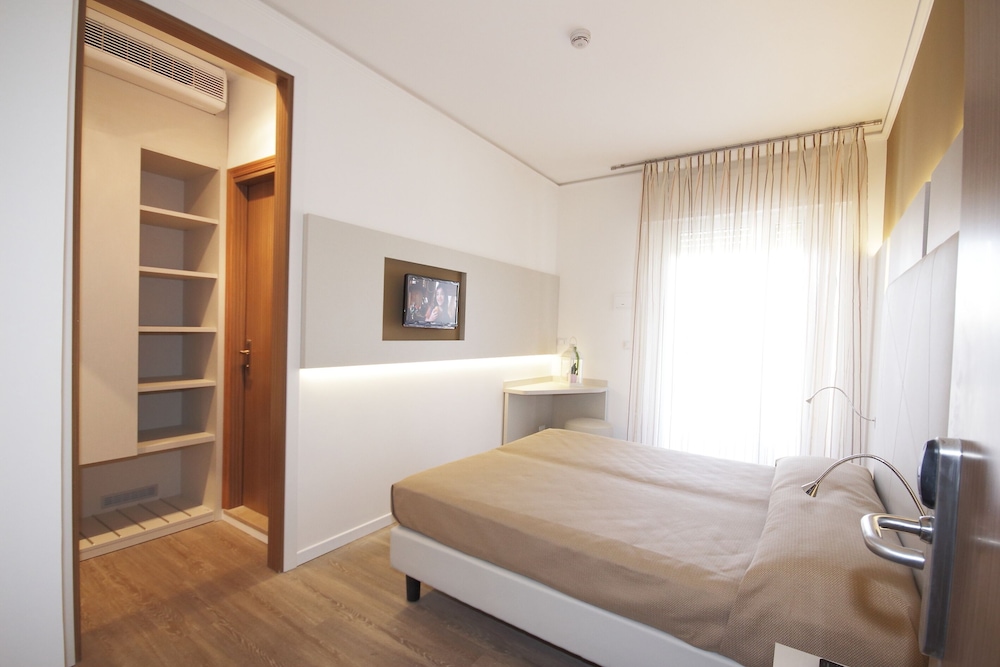 DELUXE, DOUBLE OR TWIN BED