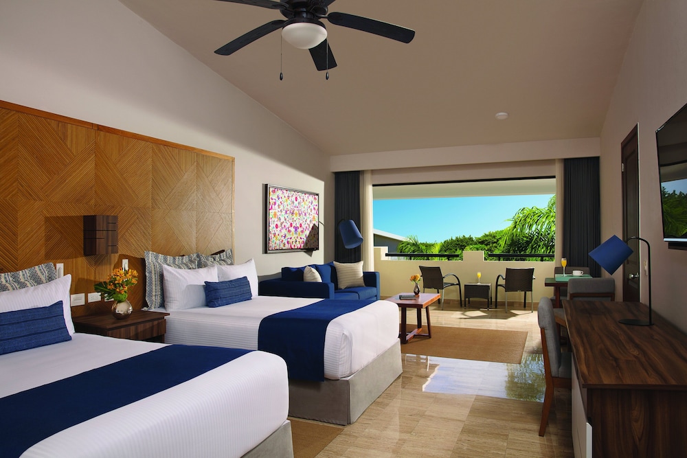 2 Bedrooms, Family Suite, 1 King and 2 Double Beds, Tropical View