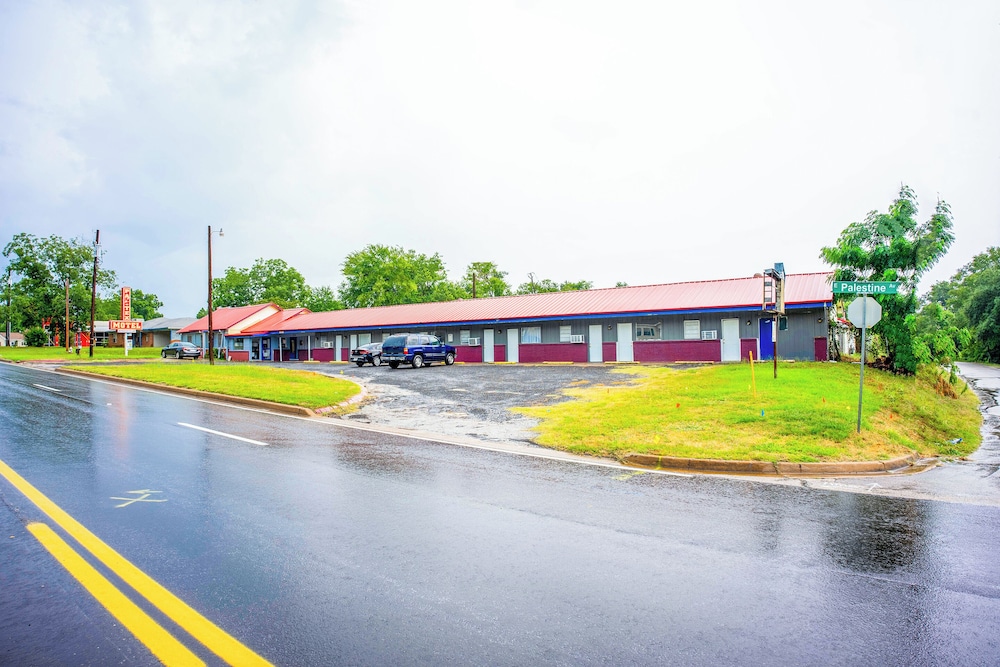 Budget Inn By OYO Palestine TX Hwy 79 24/30