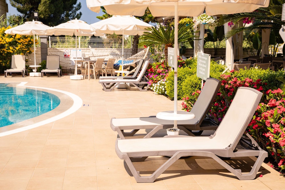Nora Suit Hotel 24/50