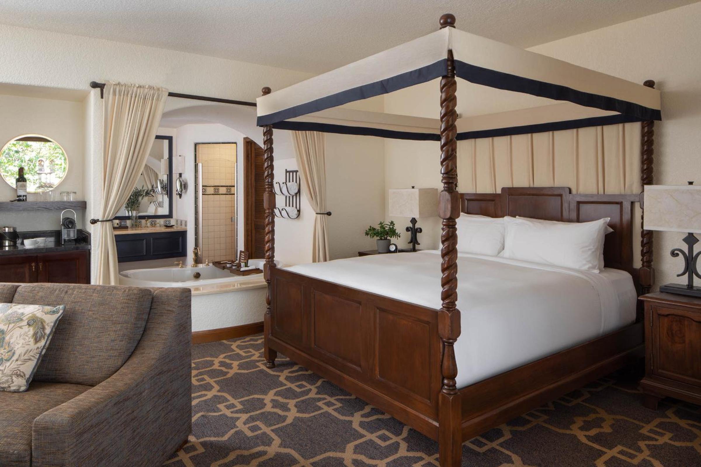 Spa, Suite, King Bed, Garden View, Balcony or Patio, Sofa, Hot Tub