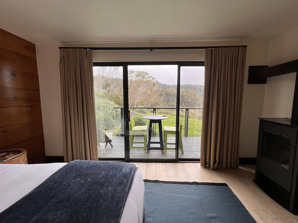 Room, King Bed, Cove View