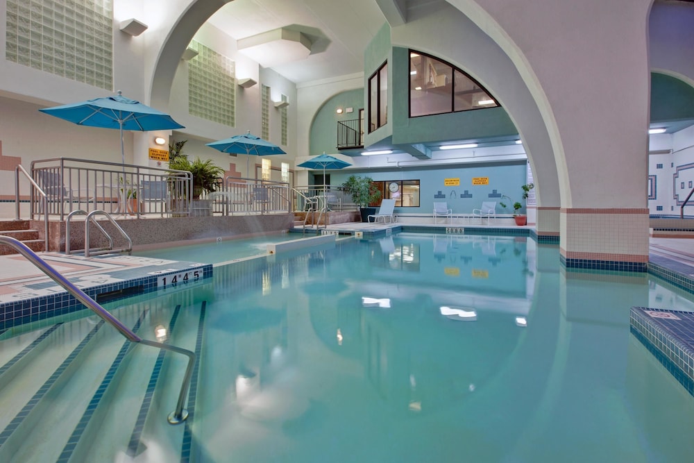 Holiday Inn Suites Windsor Ambassador Bridge 5/72