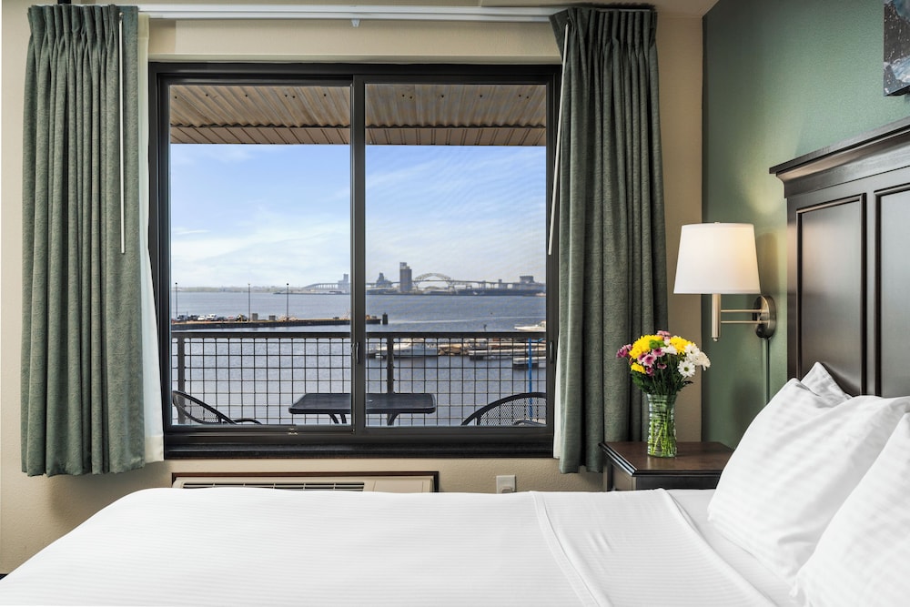غرفة بسرير كينج بإطلالة على المرفأ مع أريكة، Park Point Marina Inn 7/9