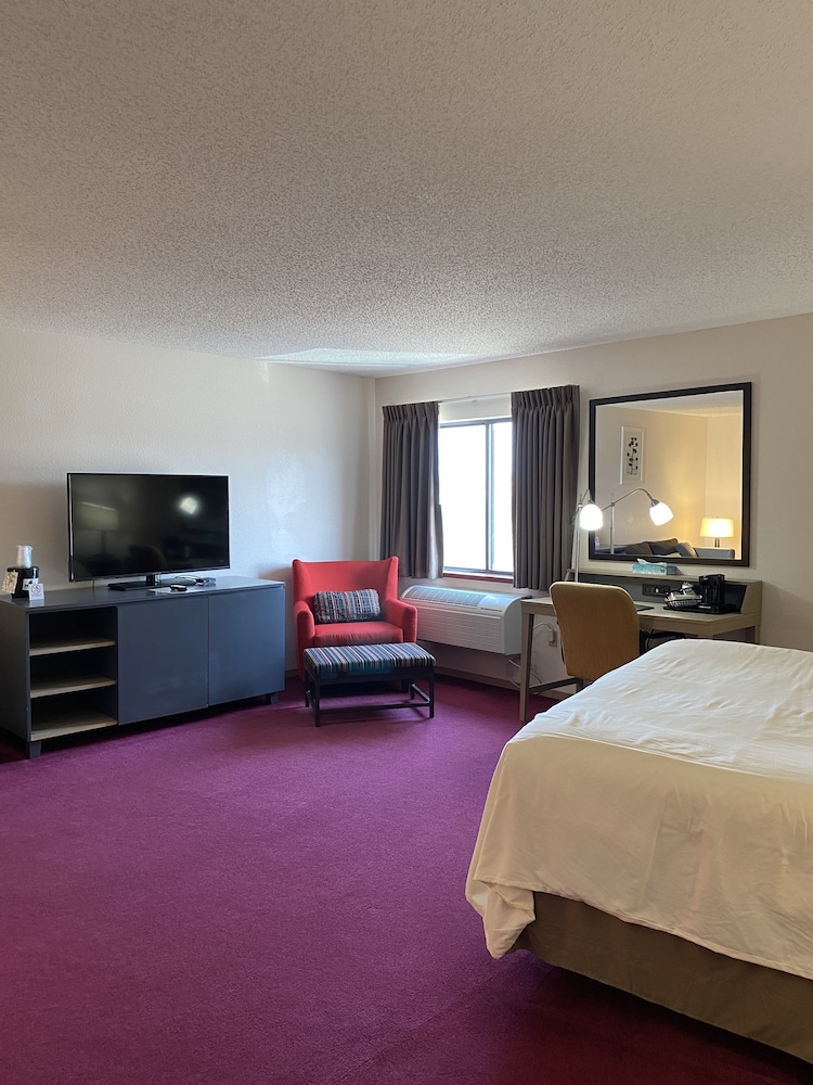 Pictured Rocks Inn & Suites 12/70