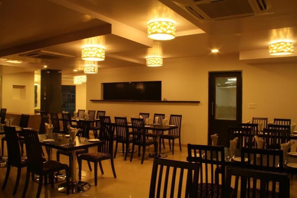 THE MANOR HOTEL 37/49
