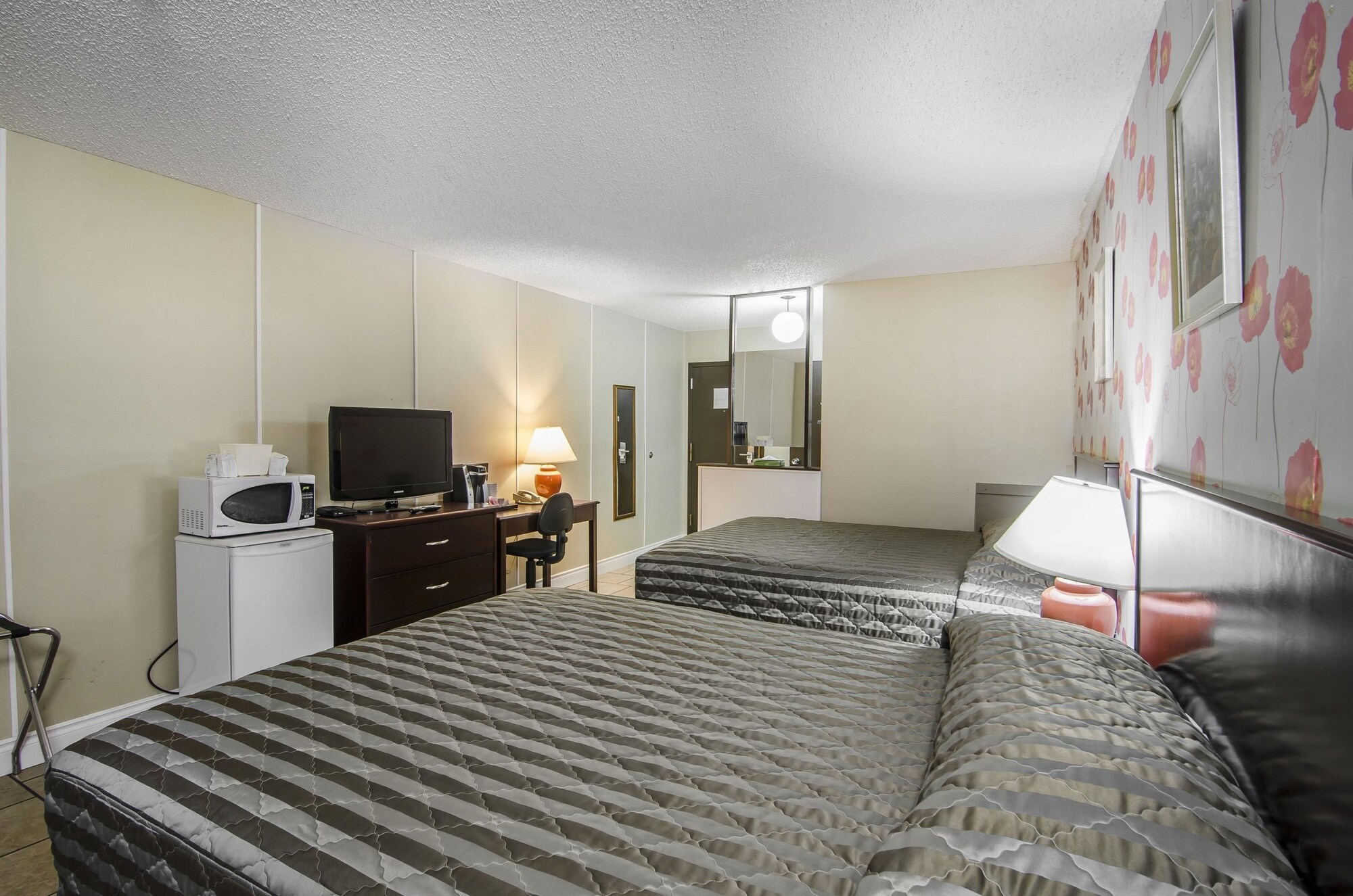غرفة قياسية بسريرين كوين، Econo Lodge Lloydminster 9/10