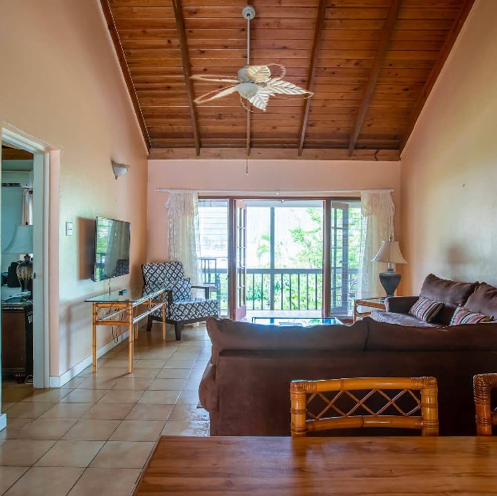Village Cay 25/41