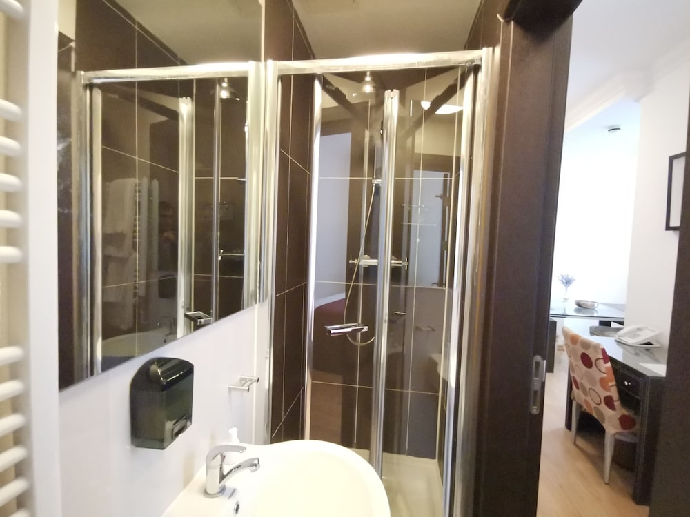 Luxury, Double Bed, The Royale Chulan Hyde Park 9/9