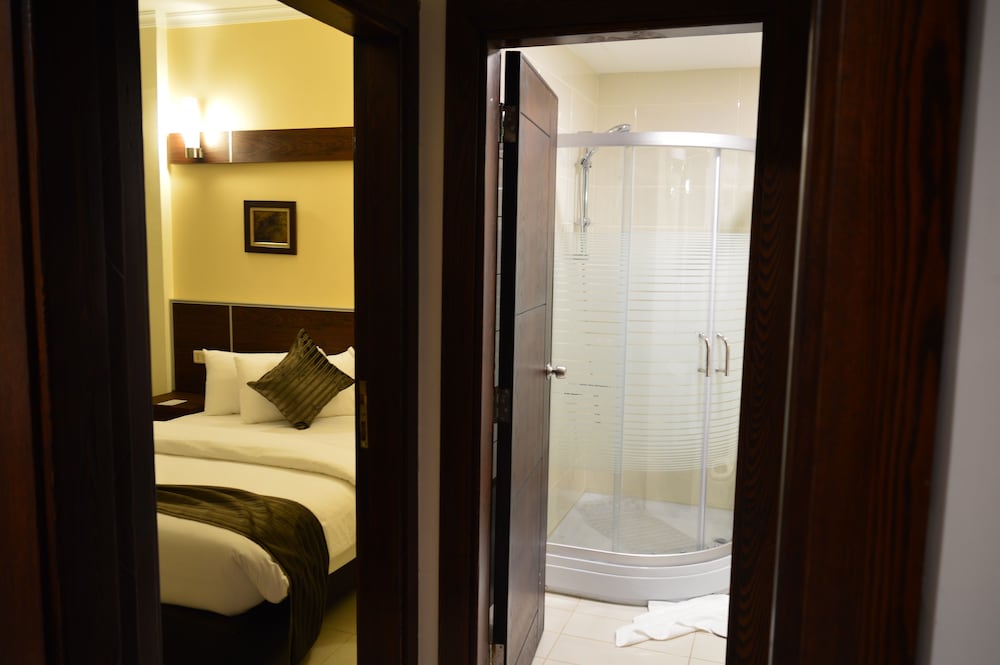 Ream Hotel 50/50