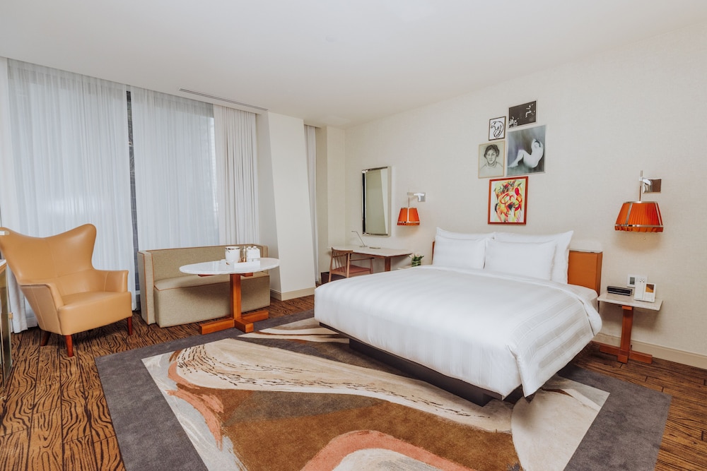 JUNIOR SUITE, KING BED, CITY VIEW, ACCESSIBLE