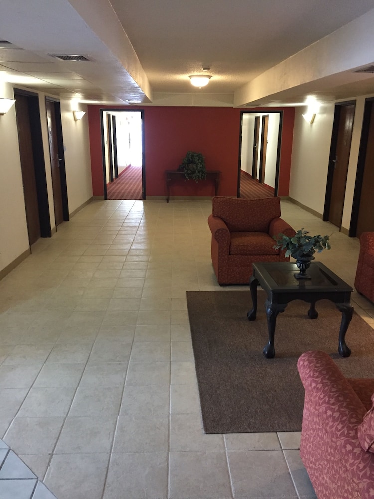 Luxury Inn &amp; Suites 22/26