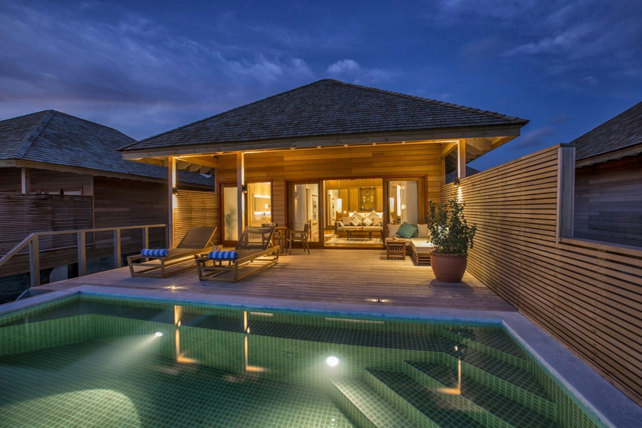 HURAWALHI ISLAND RESORT MALDIVES 56/99