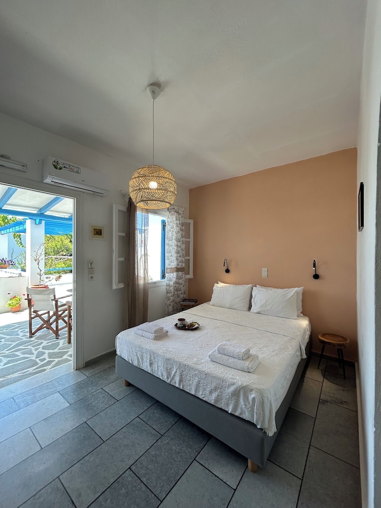 ROOM, DOUBLE BED, PARTIAL SEA VIEW