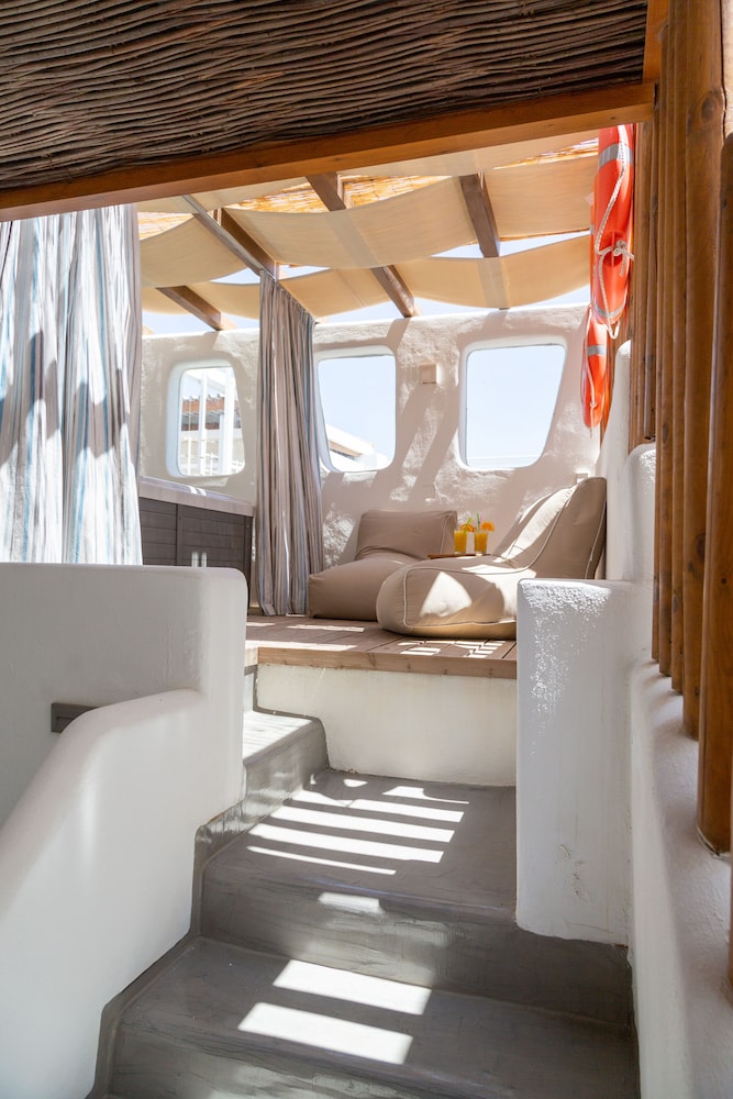 SUITE, OUTDOOR JETTED TUB