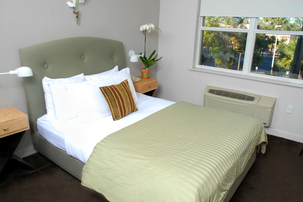 DELUXE, QUEEN BED