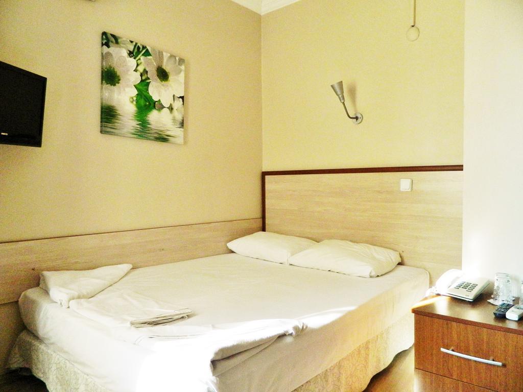 Crowded House Hotel 11/24