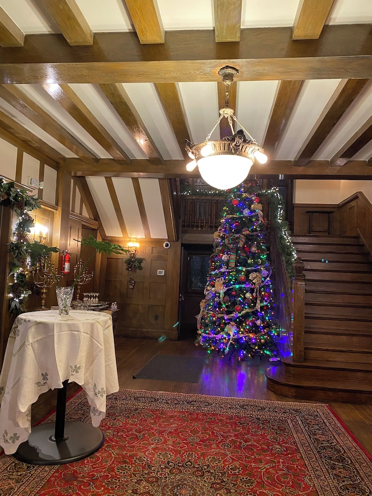 Frederick Stearns House Historic Inn 38/50