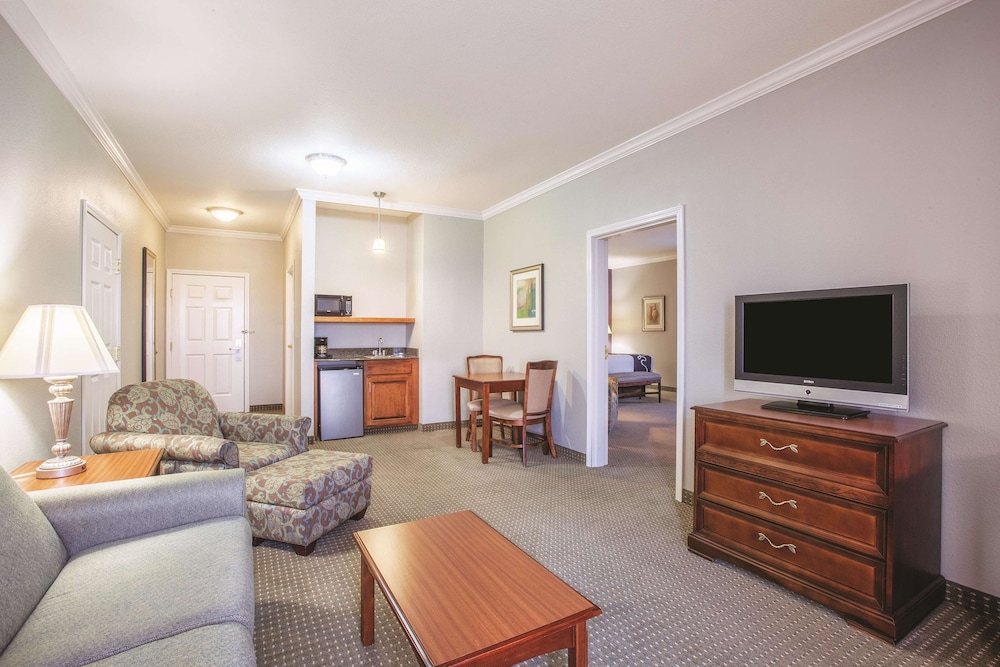 La Quinta Inn and Suites by Wyndham Gainesville 26/35