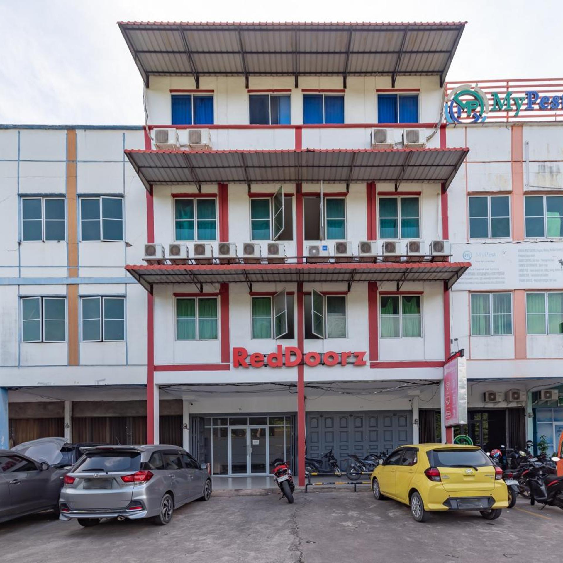 RedDoorz Plus near Kepri Mall 36/44