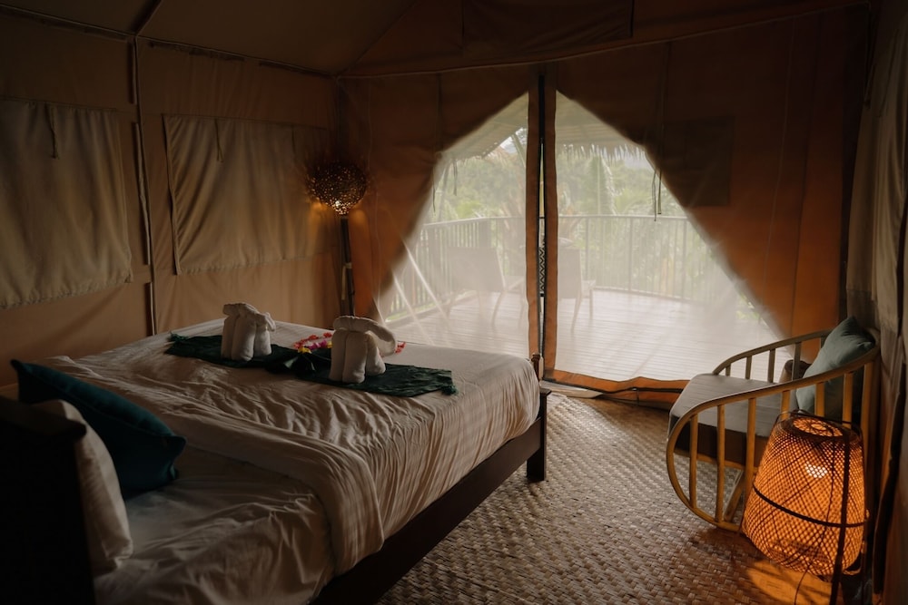 DELUXE, DOUBLE BED