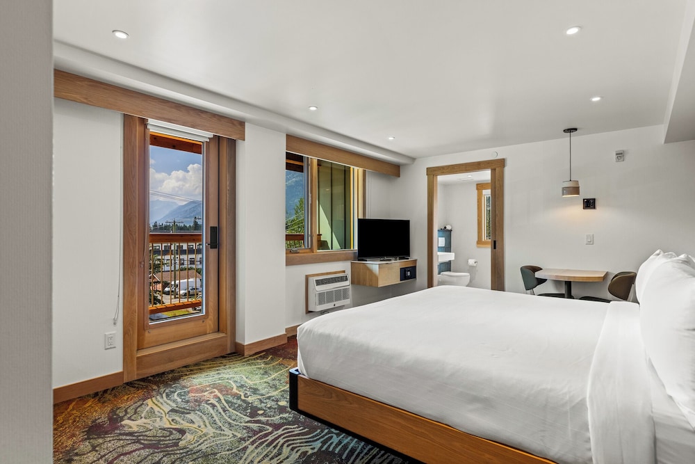 SUPERIOR, KING BED, MOUNTAIN VIEW, BALCONY