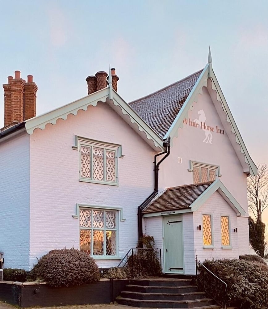 The White Horse Inn 1/48