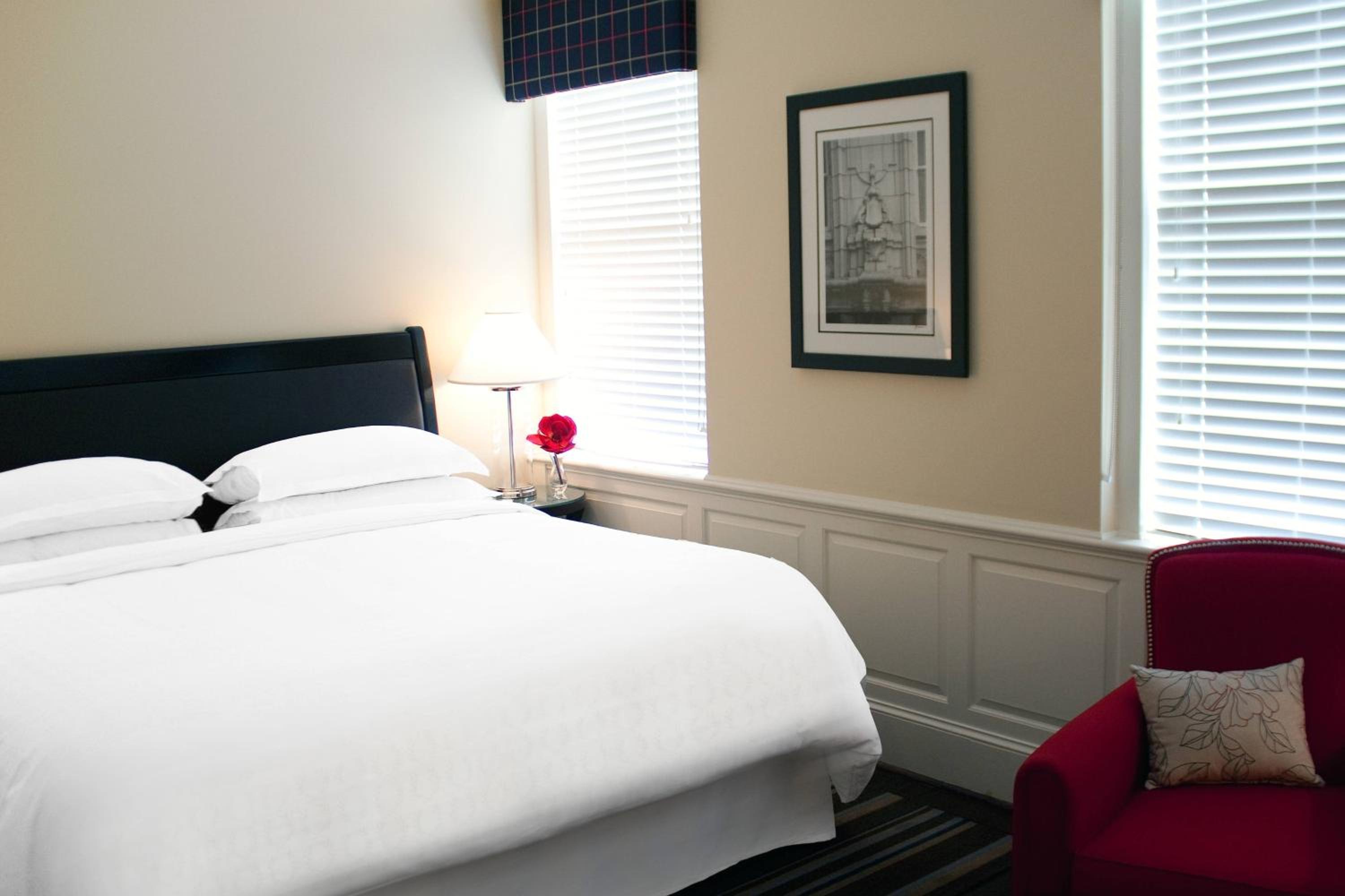GUEST ROOM 1 KING