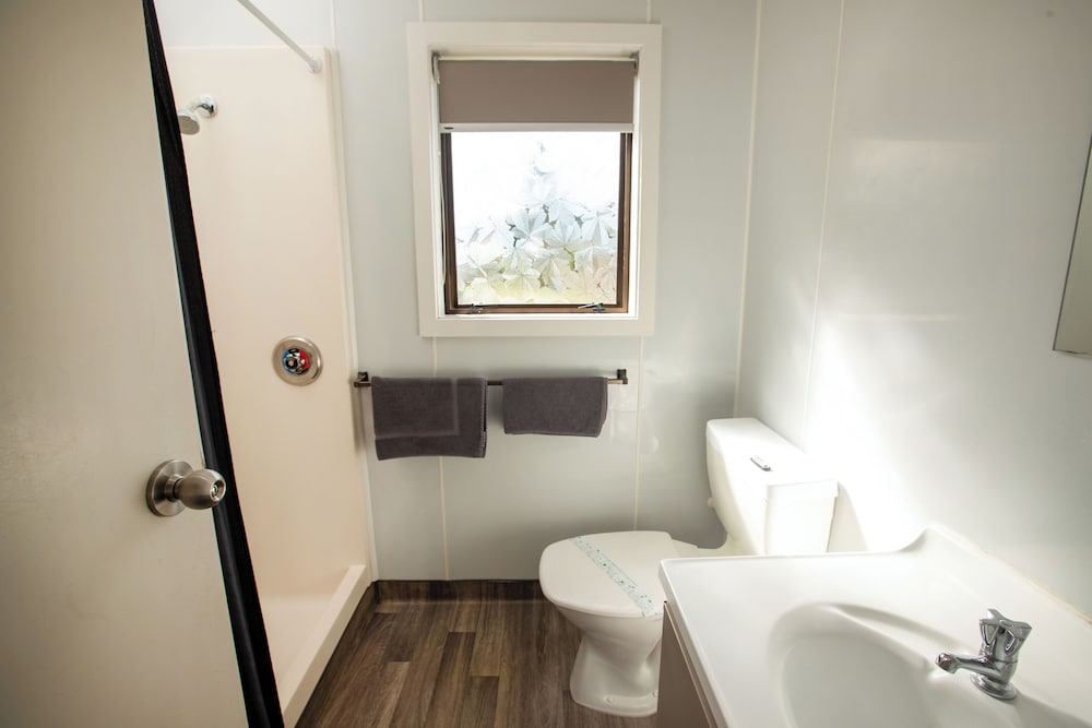 2 Bedrooms, Motel, Classic, Queen and Twin Beds 2/2