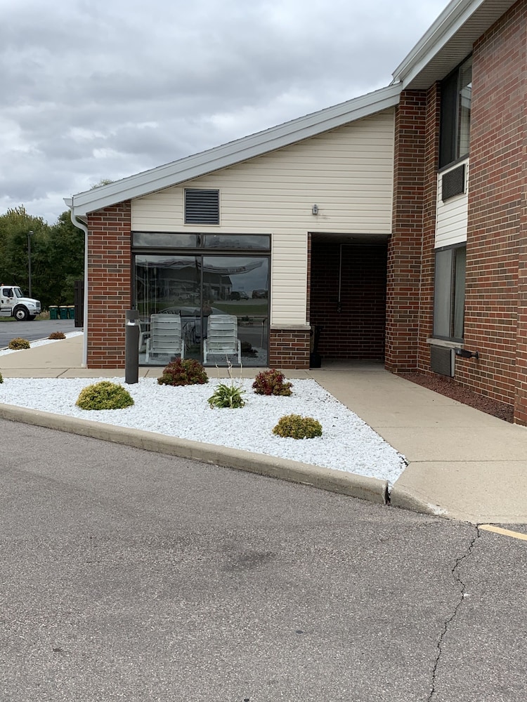 Super 8 by Wyndham Watertown WI 5/49