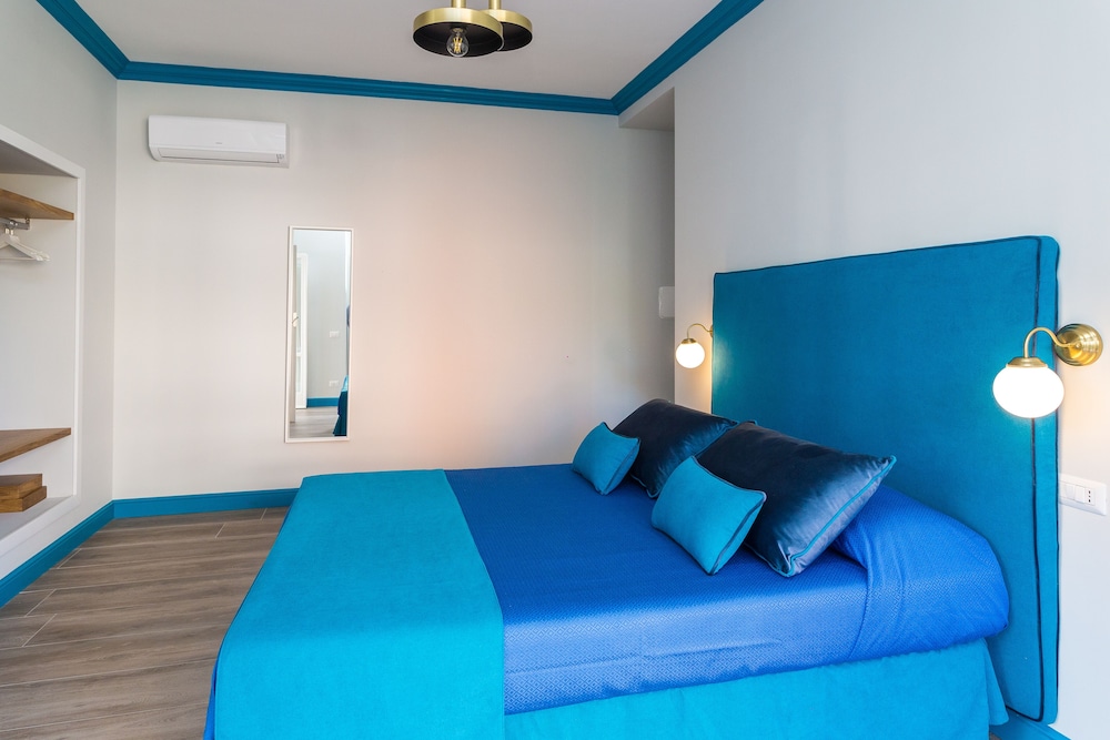 Sorrento Pool And Suites 12/29