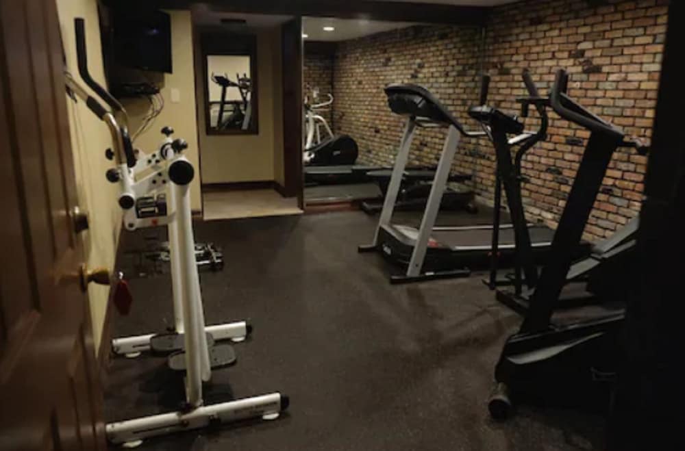 Chalet Inn & Suites Centerport 19/45